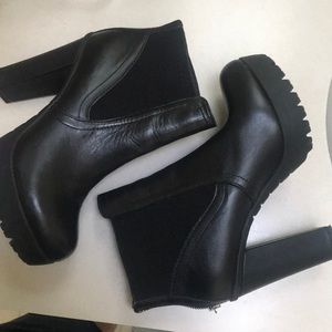 Like New Leather Steve Madden booties size 9!